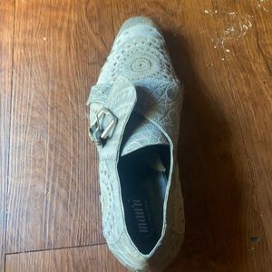 Am selling it cuz it’s hurst my feet and it doesn’t fit